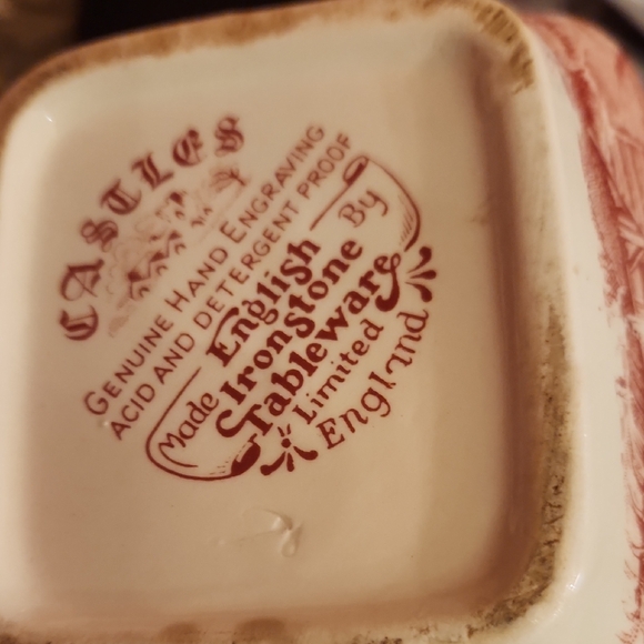 Elegant Red and White Teapot - Picture 8 of 8